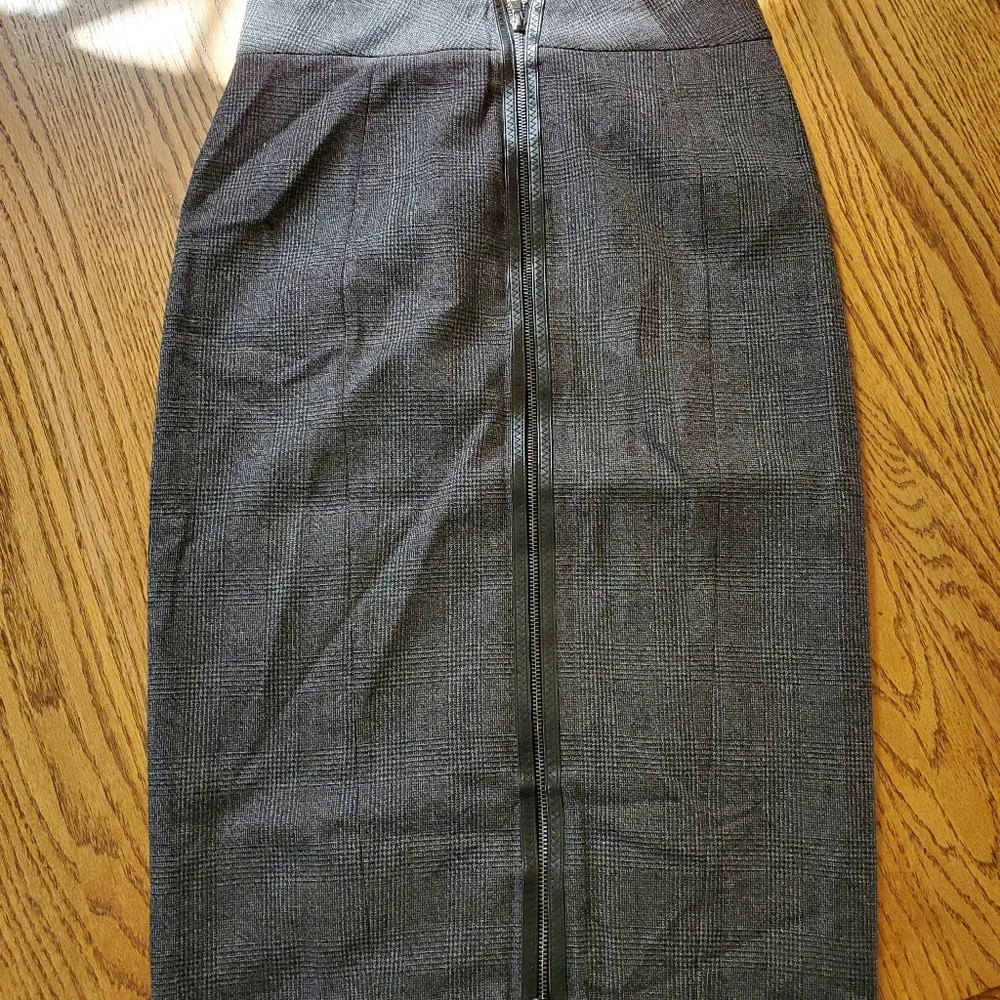 Rekucci collection skirt with leather details size 6. - Picture 3 of 8